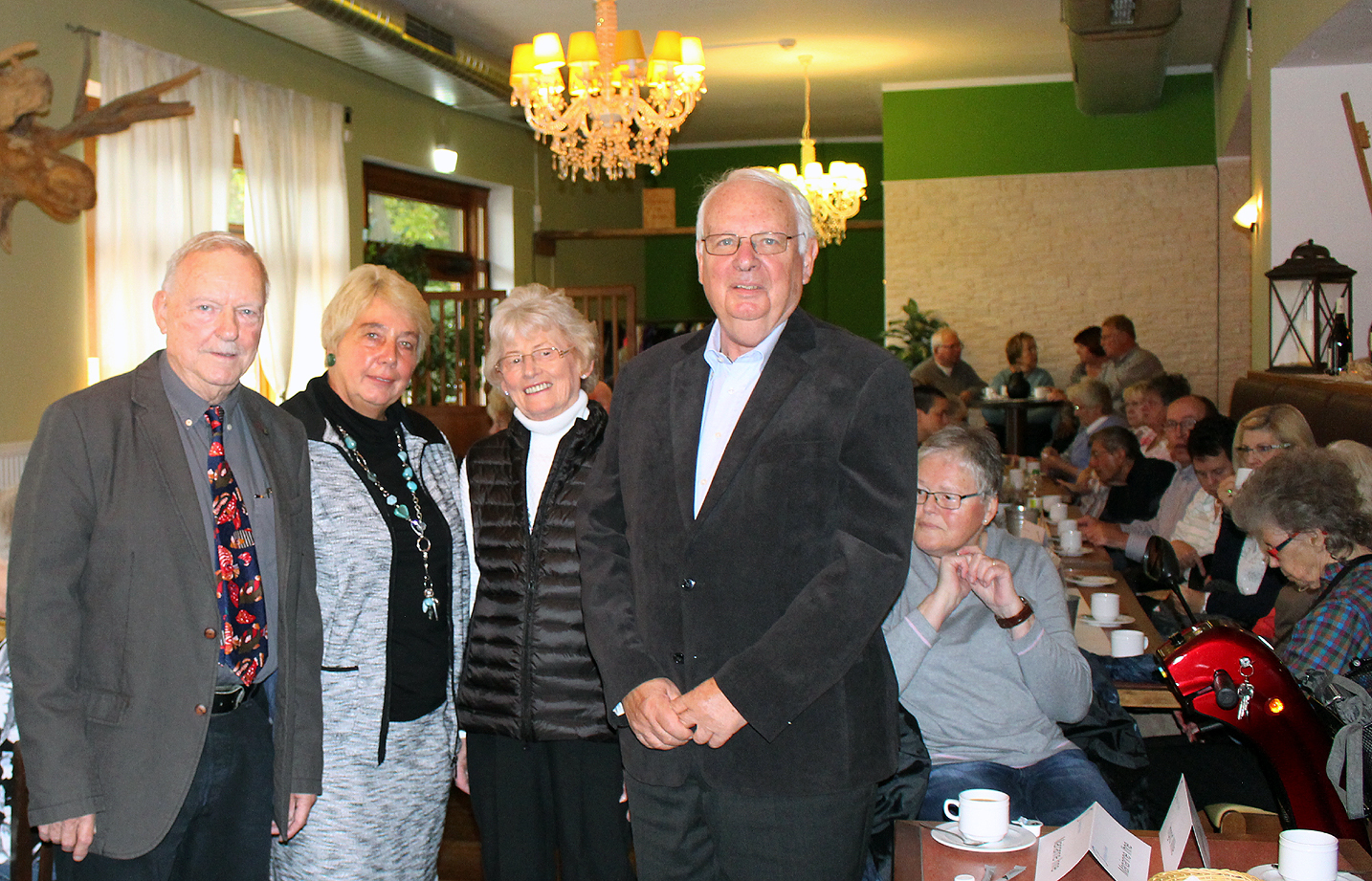 Dr. Hans Wille (Vorsitzender Parkinson Forum Unna e.V.), Elke Wegner ( Pflegeberaterin bei der Compass Private Pflegeberatung), Marianne Ihne (Parkinson Forum Unna e.V. Telefon) und Dr. Gerhard Kummer (stellv. Vorsitzender Parkinson Forum Unna e.V.)