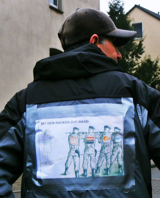 Ein "besorgter Frintroper" der bei einer öffentlichen Veranstaltung im Umfeld eines Flüchtlingsheims gegen die angebliche Lügen- Presse/Medien demonstrierte und eben natürlich die Diskussion verweigerte.