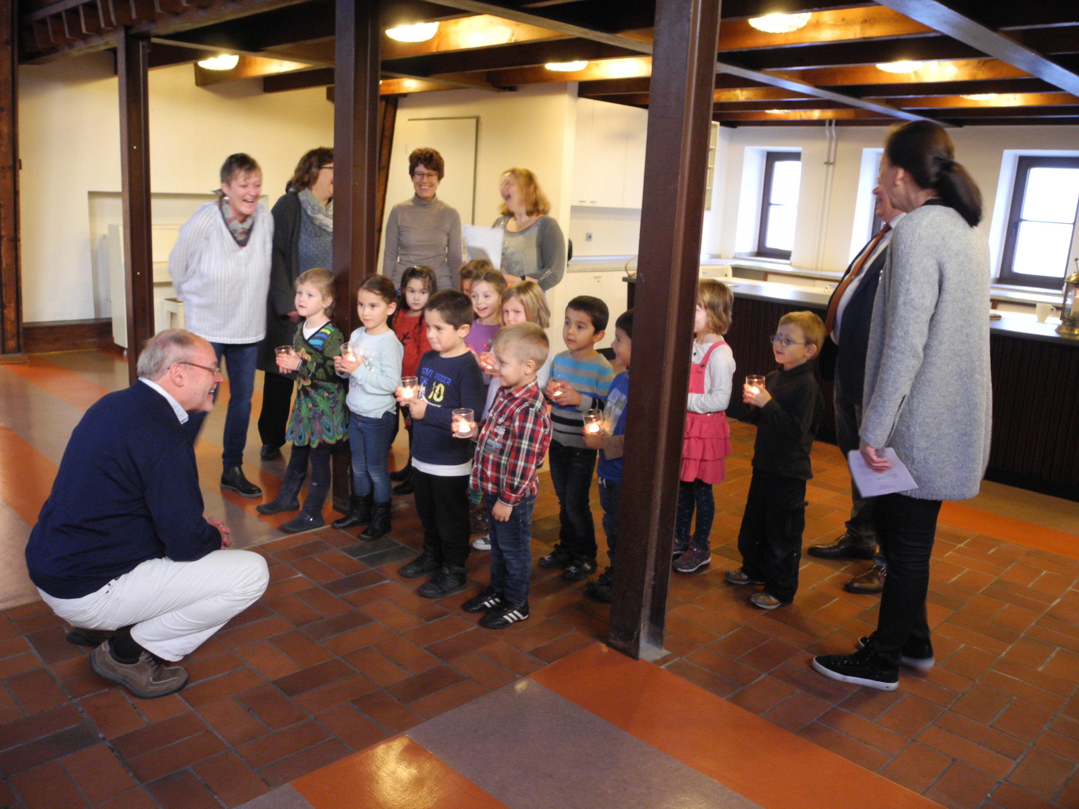 Zwölf kleine Kinder empfängt Kurator Werner Sonnenberg, Kurator der Ausstellung am "Runden Tisch" im Kunstraum Notkirche. Eine spannende Sache... Fotos: Schattberg