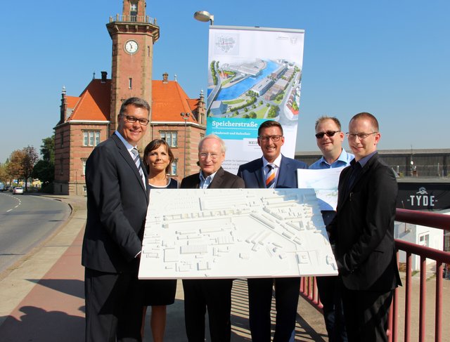 Arbeiten Hand in Hand mit neuen Konzepten, um die Entwicklung am Hafen voran zu bringen: Wirtschaftsförderung, Architekten, Stadt und Hafen AG päsentieren einen Modellentwurf für die zukünftige Spüeicherstraße.