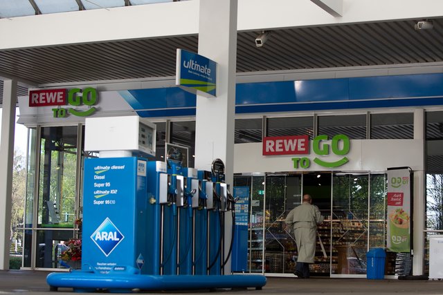 Bis Ende des Jahres sollen in der Region Rhein-Ruhr 60 Aral-Tankstellen mit den REWE To-Go-Shops ausgestattet werden. Foto: Aral