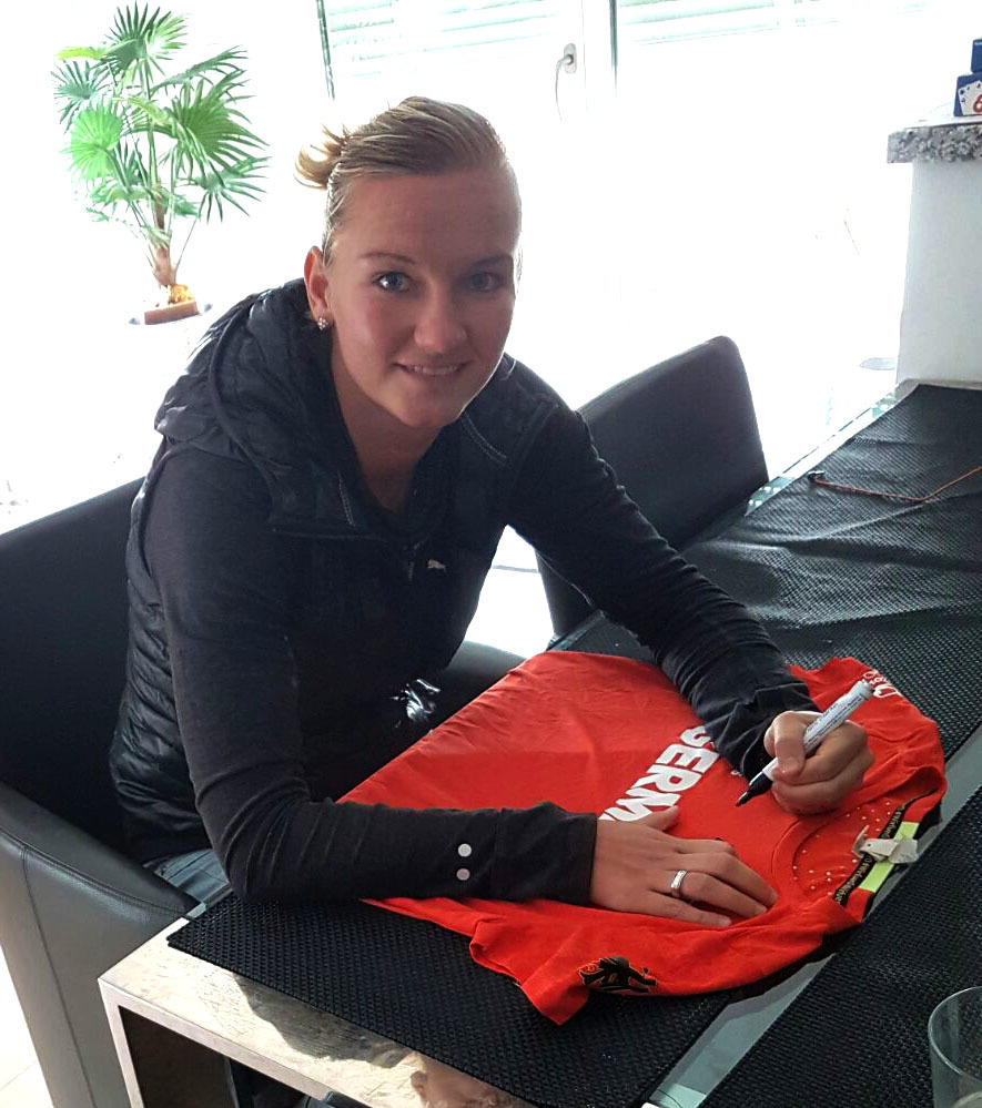 Auch Alex Popp war begeistert von der Idee und signierte die Shirts für die Versteigerung.