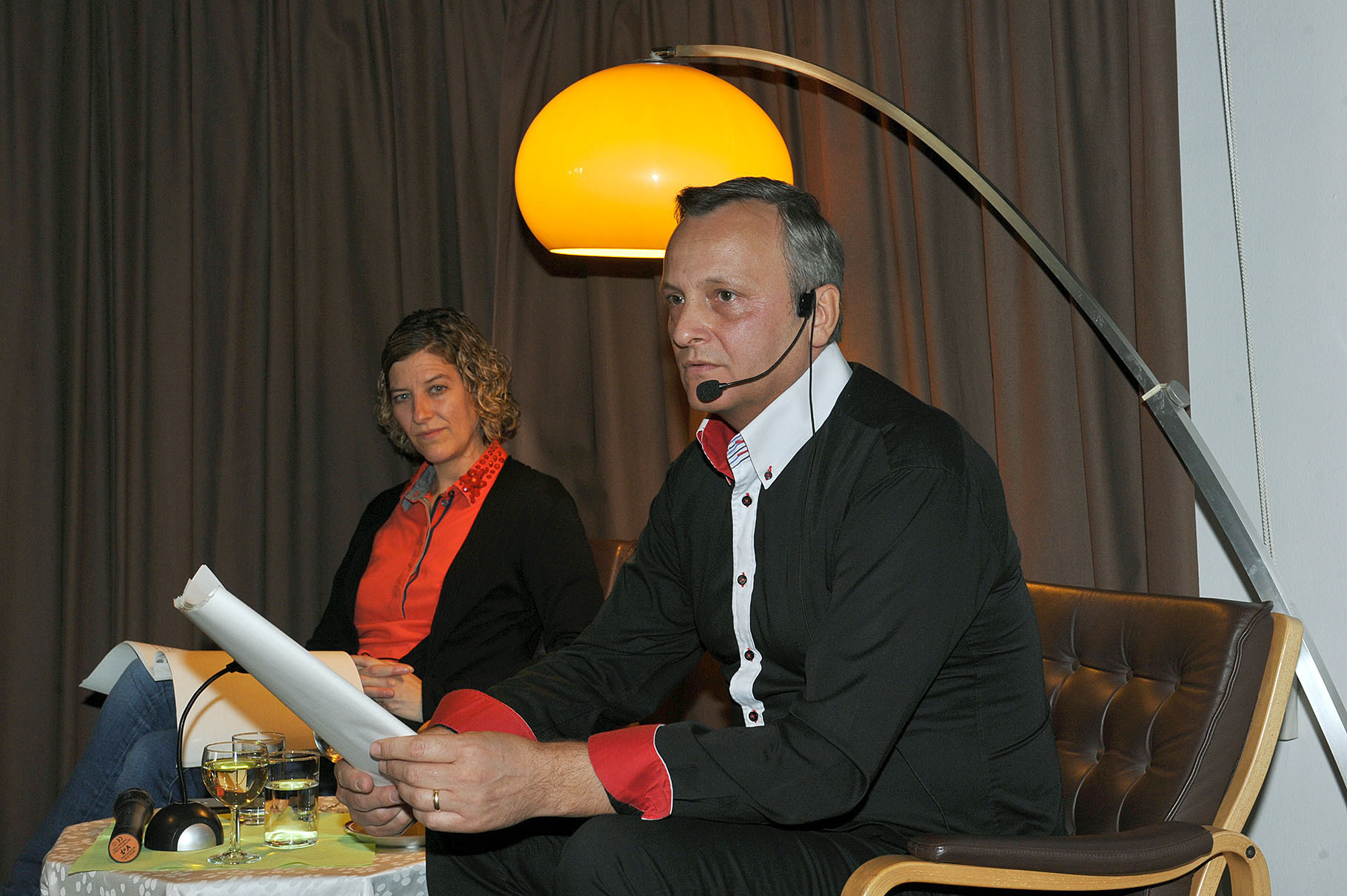 Gemeinsam mit seiner Ehefrau Miriam (l.) las Bernhard Hatterscheidt aus seinem fünften Kriminalroman. Melaten Macchiato ist der spannende Fall überschreiben. Fotos: Debus-Gohl