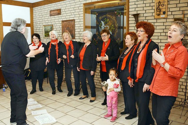 Beim vierstündigen "Offenen Singen" lud der Barbershop-Chor "Glowing Eyes" unter Leitung von Gisbert Schmidt, dessen Mitglieder aus dem gesamten Ruhrgebiet stammen, die Besucher/innen zum gemeinsamen Proben und Singen ins Sängerheim Brackel ein.