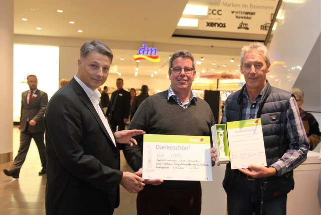 Die "HelferHerzen-Statue" und 1000 Euro Preisgeld nahmen Franz Berheide und Leo Vortkamp (von re.) aus der Hand des dm-Gebietsverantwortlichen Marcus Uhe entgegen.