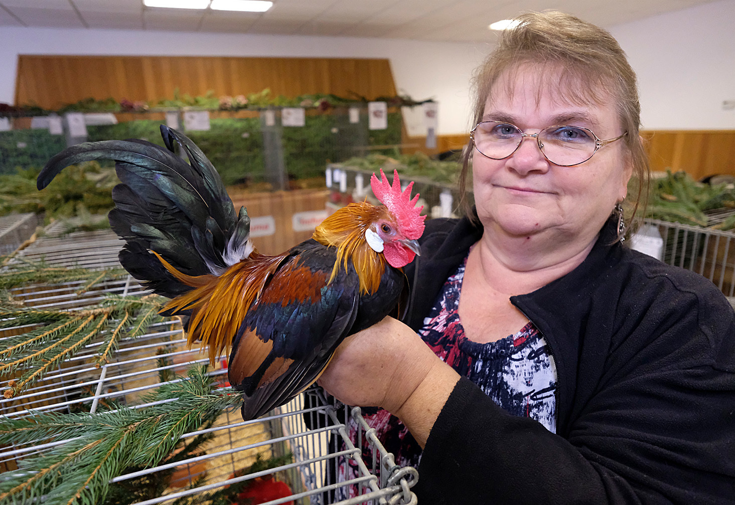 Marianne Schimmel Züchterin
mit einem Zwerghahn, gelbhalsig