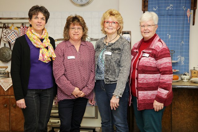 Angelika Kristan (2.v.r.), Gundel Strzedulla (r.) und Silke Fischer stehen Trauernden zur Seite. Pfarrerin Andrea Ohm (l.) ist beeindruckt vom Engagement der Ehrenamtlichen.