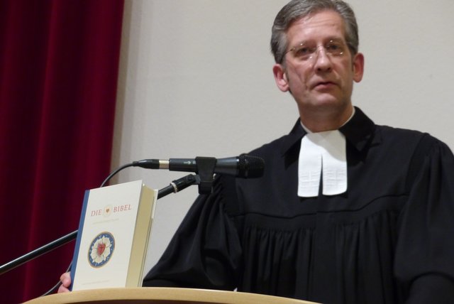 Superintendent Thomas Brödenfeld stellte die neue Lutherbibel 2017 vor.