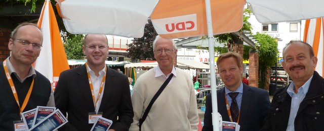 Bild `monatlicher Bürger-Infostand (v.l.):
Franz Kampmann, Marc Hubbert, Dr. Hans Joachim Böhme, Ratsherr Dirk Kalweit und Bezirksvertreter Wilhelm Kohlmann beim outdoor Bürger-Dialog-Gespräch in Kupferdreh.