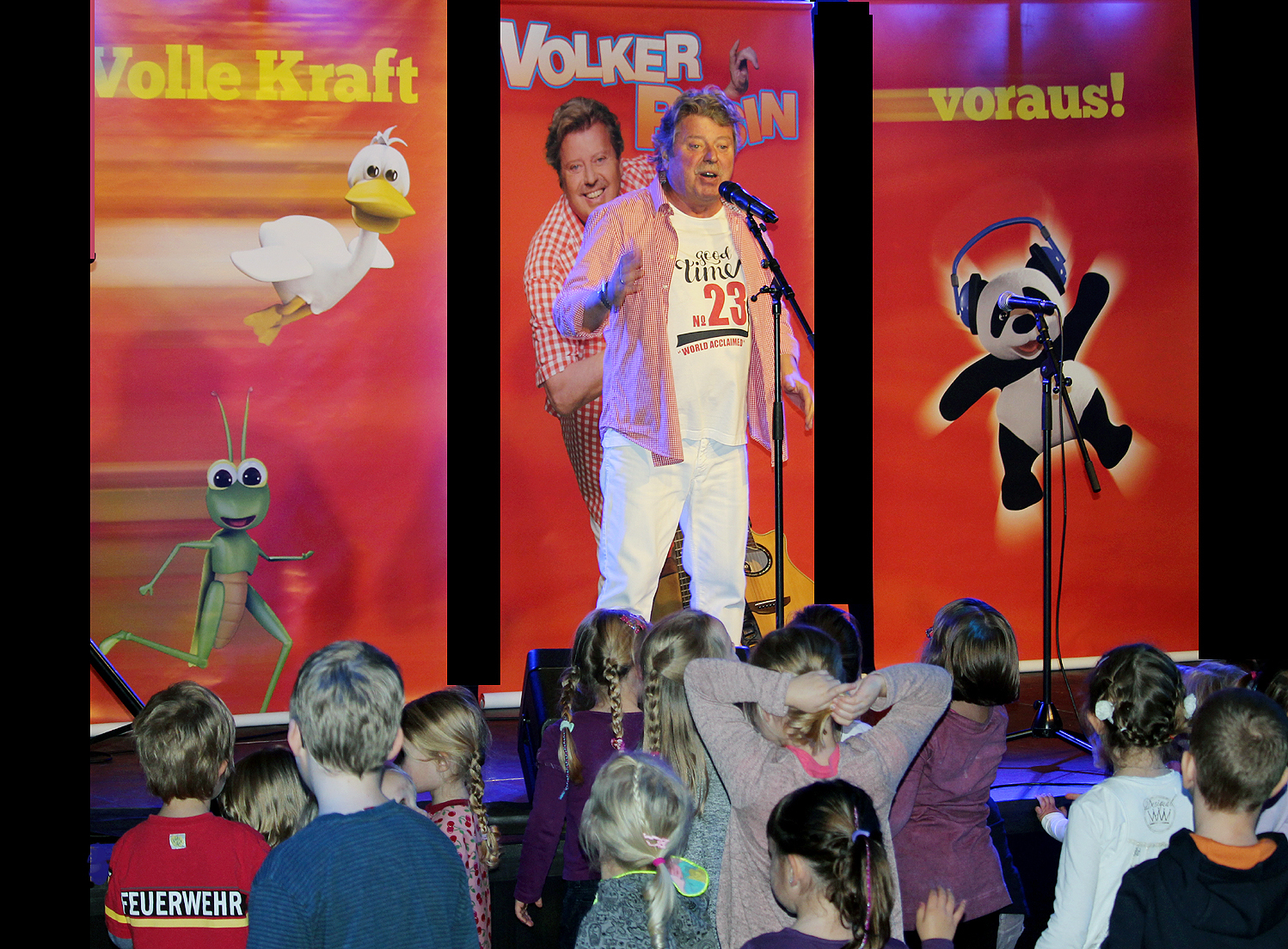 Volker Rosin mit seinen kleinen Fans in der Eventhalle Deifuhs Unna
