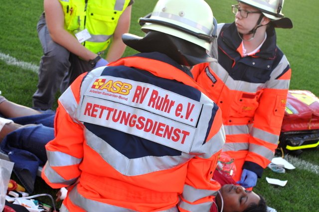 Wir helfen hier und jetzt. Außerdem steht uns Orange sehr gut. Dir auch? Dann bewirb Dich für Deine Ausbildung, Deinen Bundesfreiwilligendienst oder Dein Freiwilliges Soziales Jahr im Rettungsdienst des ASB Ruhr!