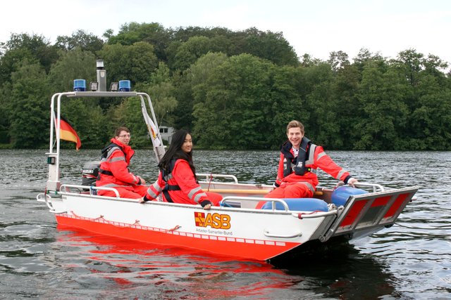Wir helfen hier und jetzt. Nicht nur zu Land, sondern auch zu Wasser. Bist Du dabei? Dann bewirb Dich für Deine Ausbildung, Deinen Bundesfreiwilligendienst oder Dein Freiwilliges Soziales Jahr im Rettungsdienst des ASB Ruhr!