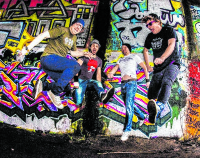 Moodish: Vier Live-Musiker aus dem Ruhrgebiet und aus Wales, die viele Menschen mit lauter Musik zum Tanzen bewegen. Im Mittelpunkt stehen die besten Party-Songs und die Interaktion zwischen Band und Publikum.
