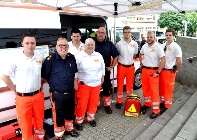 Wir helfen hier und jetzt. Und sehen auch noch gut dabei aus. Willst Du mit aufs Bild? Dann bewirb Dich für Deine Ausbildung, Deinen Bundesfreiwilligendienst oder Dein Freiwilliges Soziales Jahr im Rettungsdienst des ASB Ruhr!