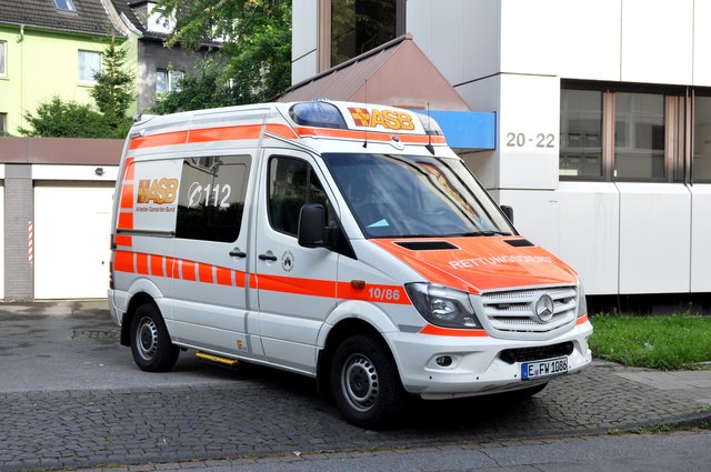 Wir helfen hier und jetzt. Und fahren auch noch schicke Wagen. Lust auf eine Probefahrt? Dann bewirb Dich für Deine Ausbildung, Deinen Bundesfreiwilligendienst oder Dein Freiwilliges Soziales Jahr im Rettungsdienst des ASB Ruhr!