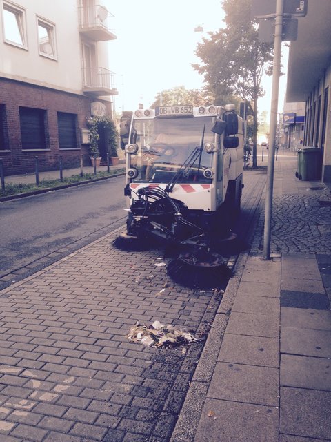 WBO Kleinkehrmaschine reinigt die Straße und saugt den Müll auf.