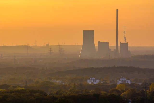 Kraftwerk Walsum kurz vor dem Sonnenuntergang
