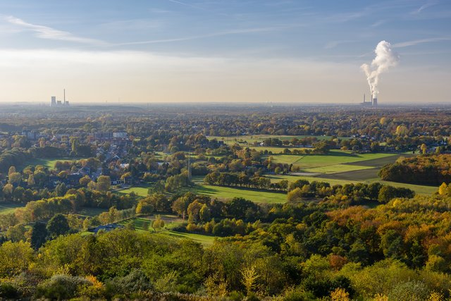Blick bis ins Rheinland mit den Kraftwerken Walsum und Vöhde
