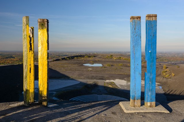 Blick durch die Totems auf die obere Fläche und die Bergarena