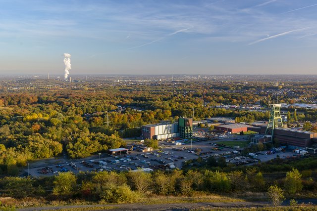 Im unteren Bildteil die Zeche Prosper Haniel, die Dampfwolke hinten links stammt von der Kokerei Prosper