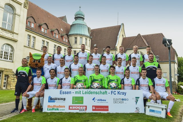 FC Kray Saison 2016/ 17. Obere Reihe vin links: Finn Felshart, Johannes Sabah, Girolamo Tomasello, Romas Dressler, Christian Mengert, Mario Klinger, Steffen Herzog, Edin Husic, Emir AlicMittlere Reihe von links: Co-Trainer Dustin Paczulla, Betreuer Christian Burmeister, Maurice Tavio Y Huete, Kadir Katranci, Marius Müller, Alessandro Tomasello, Marc Pivcevic, Luka Bosnjak. Trainer Stefan BlankUntere Reihe von links: Kevin Steuke, Ilias Elouriachi, Ray Ceka, Alexander Golz, Marian Ograjensek, Marvin Lippe