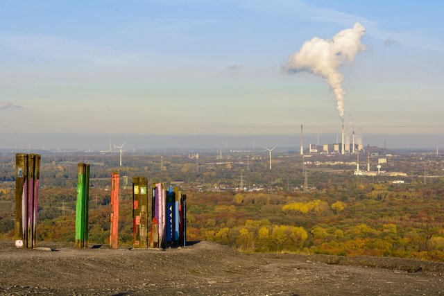 Blick vom oberen Plateau in Richtung Kraftwerk Scholven in Gelsenkirchen