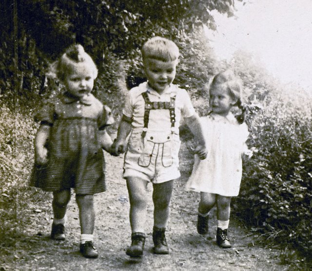 1943, Amöneburg,-----links und rechts meine Cousinen-----
