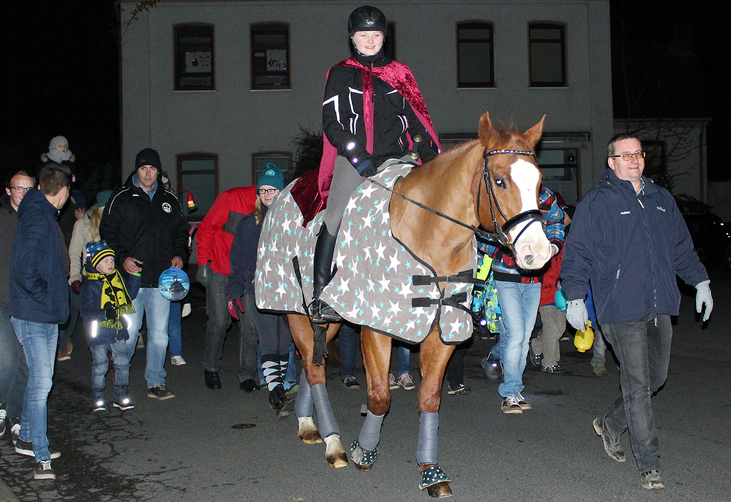 Sankt Martin(a), Julia Tepe führte hoch zu Ross den Umzug an