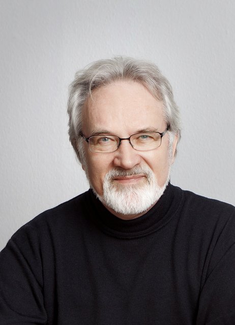 Max J. Kobbert ist Autor des Spiels "Das verrückte Labyrinth", das 2016 sein 30- jähriges Jubiläum feiert. Das Spiel wurde in viele Sprachen übersetzt.
