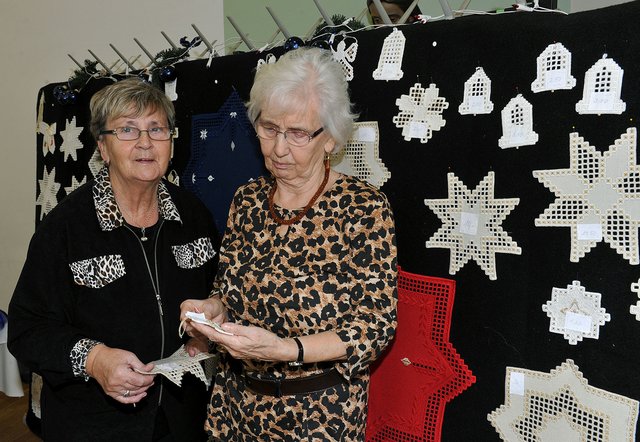 Renate Rubart und Margret Severin beim Basarverkauf im Pfarrheim.