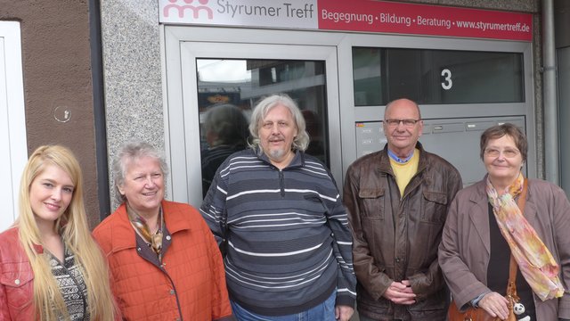 Freuen sich auf neue Gäste und Verstärkung (v.l.) Lisa Moseler, Renate Sadzulwski, Klaus Peter Jesko, Jürgen von Beusekom und Elke Jesko vor dem Eingang zum Styrumer Treff. (Foto Emons)