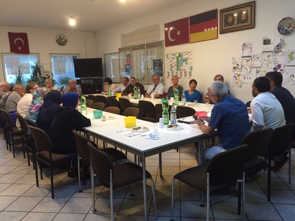 Mitglieder des Gesprächskreises bei ihrem letzten Treffen im Versammlungsraum der Osman-Gazi-Moschee