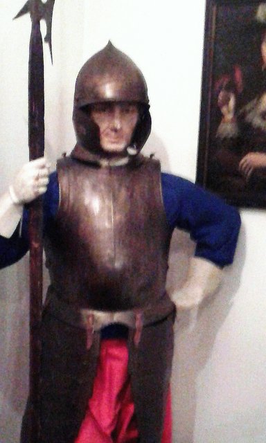 Im Restaurant auf dem Flur zum WC begegnete ich diesem Ritter. Als ich in seine Augen sah, erschrak ich heftig. Es war so, als er ob mich ansah und lebte. Gruselig... Ich beeilte mich...