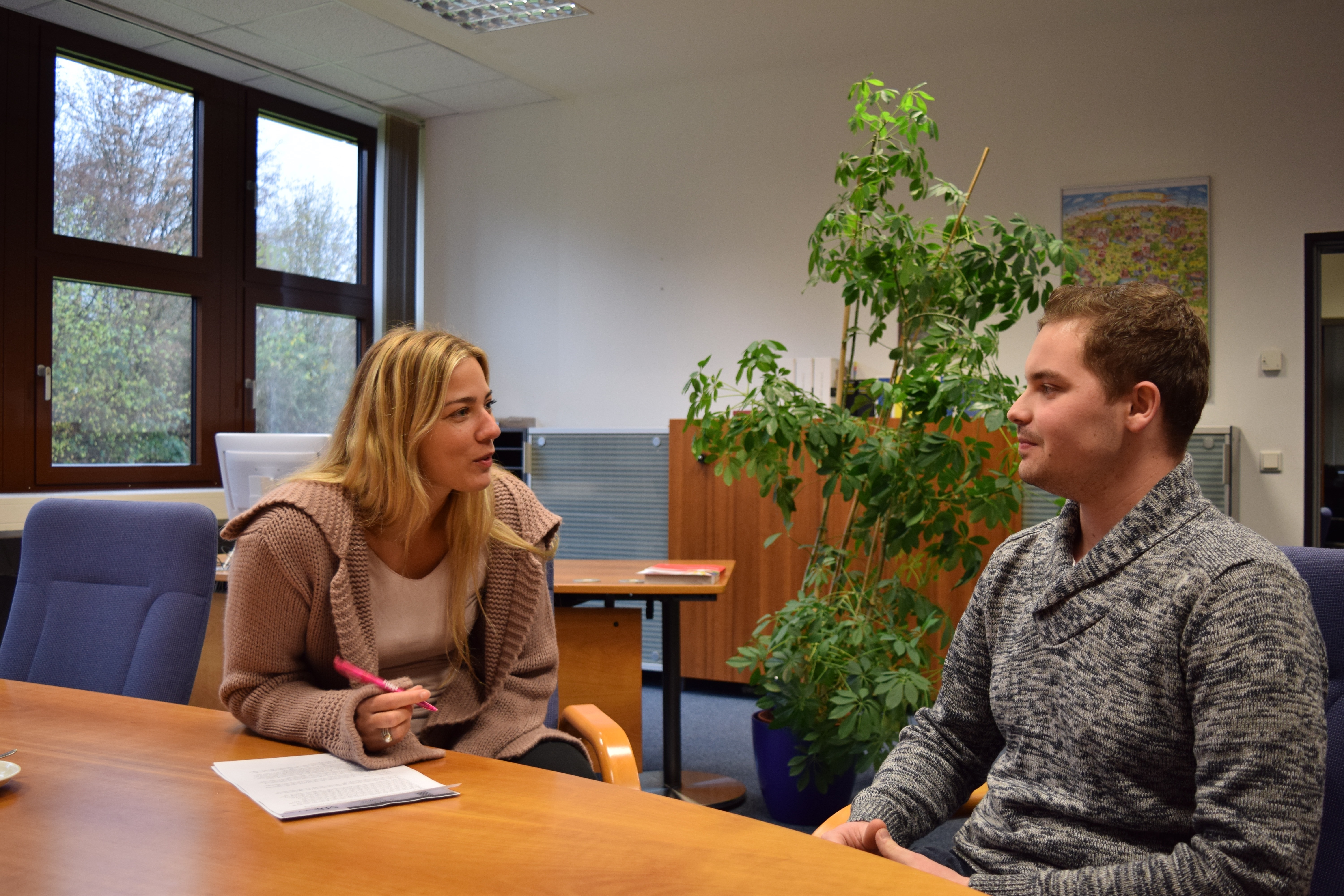Talentscout Judith Quester im Gespräch mit Schüler Marco.