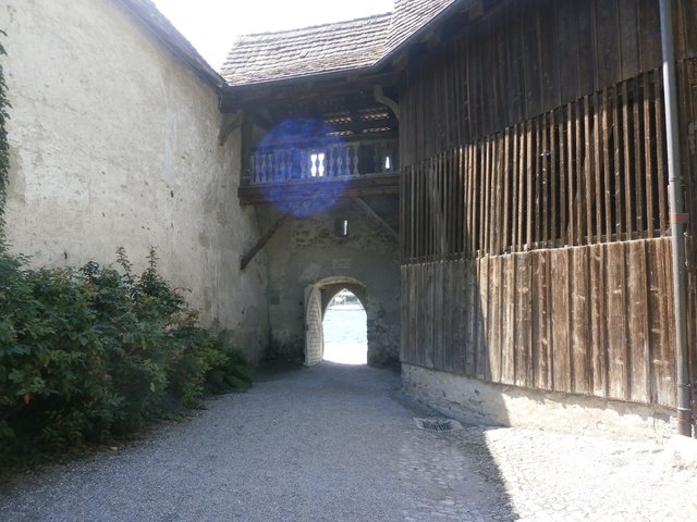 Verwinkelte Gassen mit Stufen runter zum Rhein