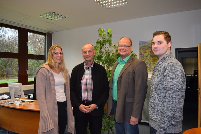 Zusammenarbeit mit Zukunft: Talentscout Judith Quester von der Hochschule Bochum mit Friedrich Hahlweg, Berufskolleg Niederberg/ Wirtschaft und Verwaltung, Frank Flanze, stellvertretender Schulleiter, und Schüler Marco.