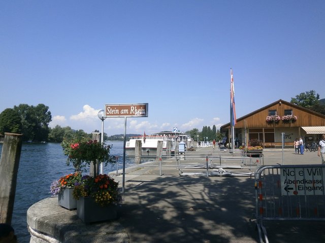 Schiffsanlegestelle, angekommen.