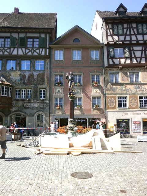 Marktbrunnen aus dem 16.Jahrh. mit Standbildfigur "Eidgenosse" von 1888
