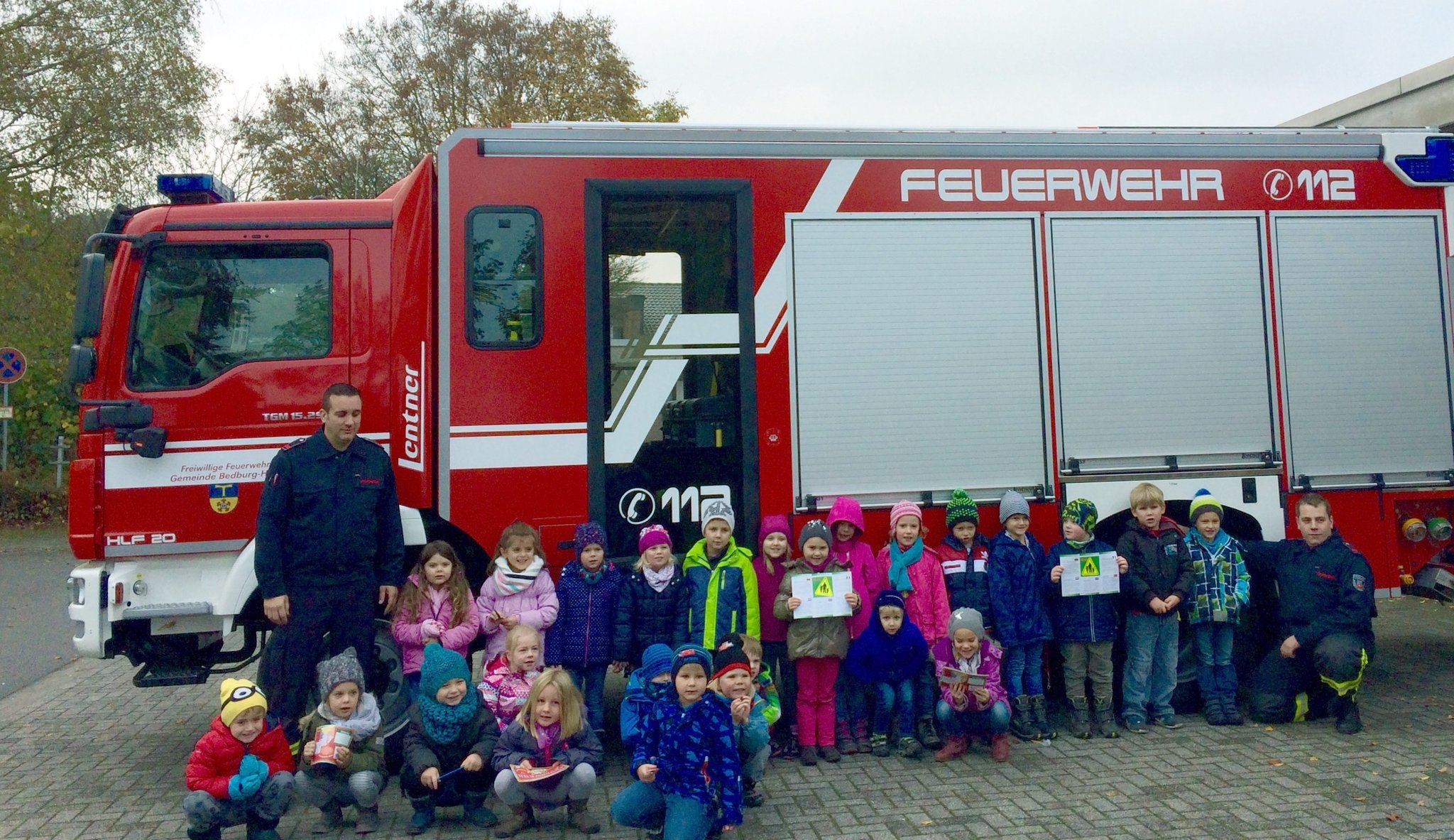  Hasselter Kindergarten besucht die Freiwillige Feuerwehr Bedburg-Hau Bildidee 