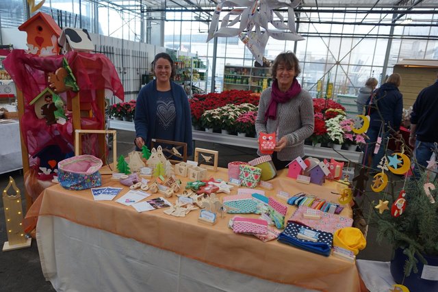 Maike Langenbach (links) und Roswitha Köster präsentieren viele nützliche Geschenke aus den WFB Werkstätten Langenfeld, hergestellt von Menschen mit Behinderung im WFB Berufsbildungsbereich.