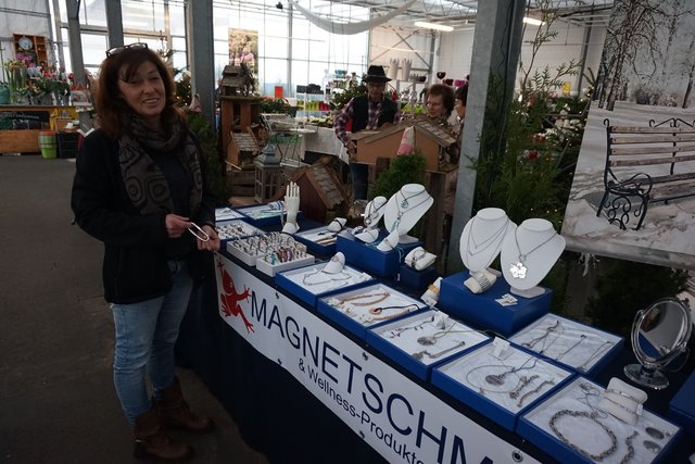 In jedes Schmuckstück sind Magnete eingearbeitet.