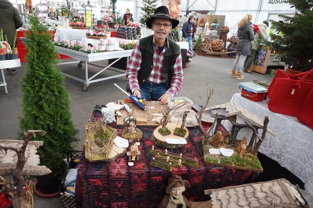 Krippenbauer Heinrich Wolff findet sein Material vor allem im Wald.