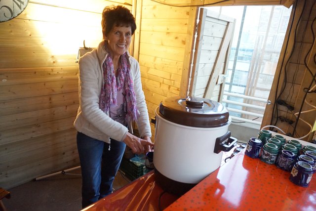 Maria Stefen schenkt Glühwein zugunsten der Langenfelder Kinderherzhilfe aus.