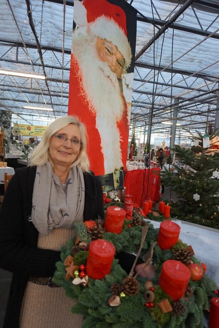 Conny Michel vom Blumenmarktteam zeigt einen der zahlreichen Adventskränze, die von ihr mitgestaltet wurden.