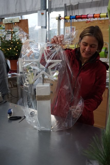 Heike Rösgen, Leuterin des Monheimer Blumenmarktes, macht auf Wunsch aus den gekauften Gegenständen ansprechende Geschenke.