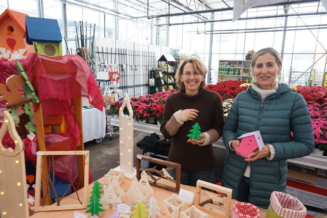 Ingrid Röben (links) und Melanie Leuschner von den WFB Werkstätten waren am Sonntag am WFB-Stand.