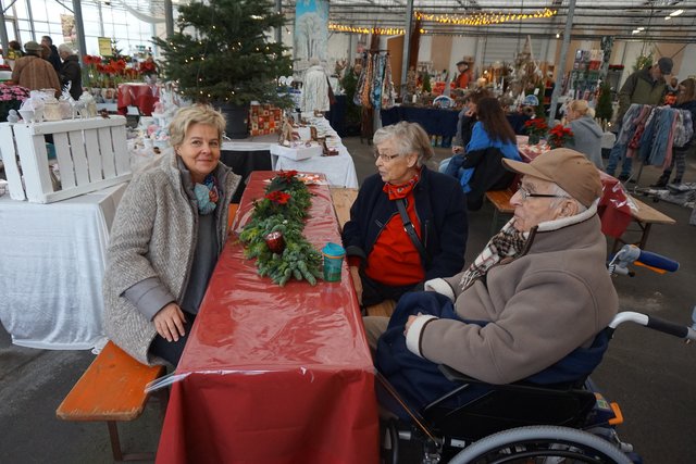 Die Besucher nehmen sich Zeit, für ein Schwätzchen, Kaffee und Waffeln oder Würstchen und Glühwein.