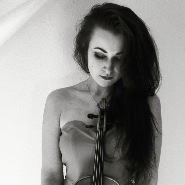 Mit den Geigerinnen Ann-Sophie (Foto) und Lelie Cristea (Viola und Violine) wurden zwei Künstlerinnen gewonnen, die in ihrem jungen Musikerleben schon national und international Erfolge feiern konnten.