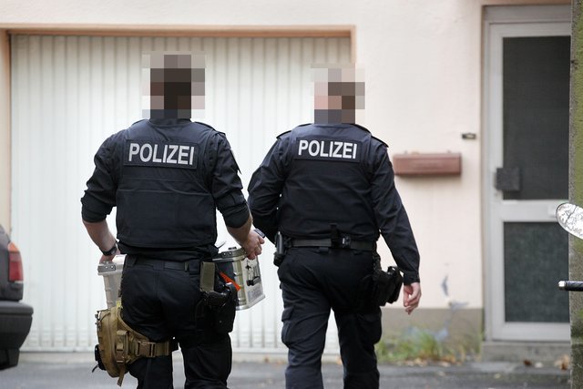 Diese Polizisten sind laut Ärmelabzeichen Mitglied einer Entschärfergruppe der Bundespolizei. | Foto: Magalski
