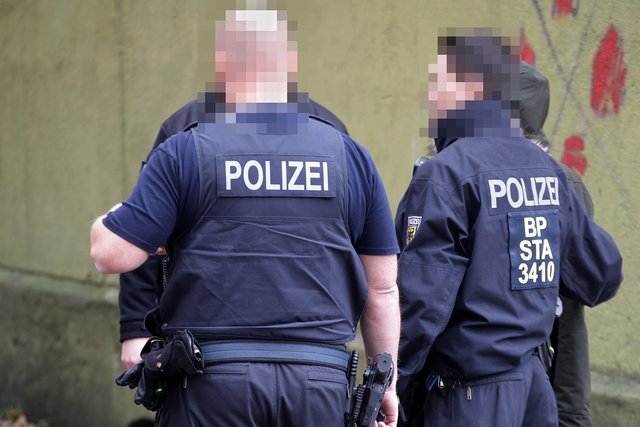 Polizisten stehen vor dem Haus an der Preußenstraße. | Foto: Magalski